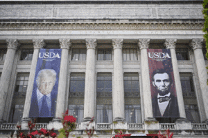 USDA: Ακριβά πανό με τον Τραμπ ενώ κόπηκαν επιδοτήσεις σε σχολεία και τράπεζες τροφίμων