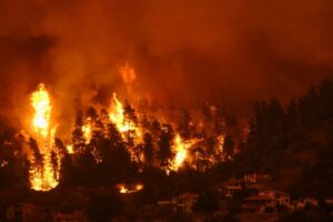 Πυρκαγιές: Πολλαπλά πύρινα μέτωπα στην Αχαΐα – Ολονύχτια μάχη στη Χίο – Βελτιωμένη εικόνα σε Πρέβεζα, Ζάκυνθο και Κεφαλονιά
