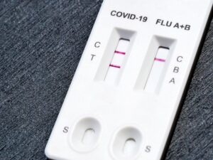 COVID-19 και γρίπη «ξυπνούν» καρκινικά κύτταρα – Τι αποκαλύπτει νέα μελέτη