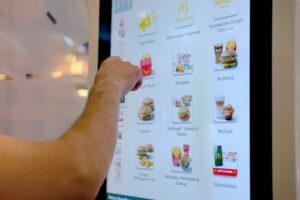 McDonald’s: Το τρόφιμο που αποσύρει η αλυσίδα από το μενού μετά από καταγγελίες καταναλωτών για σπασμένα δόντια!
