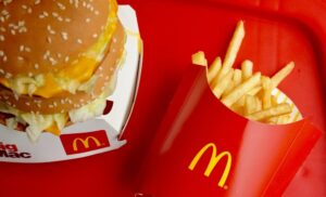 Πρώην εργαζόμενος στα McDonald’s αποκαλύπτει τη μυστική συνταγή της σως των δημοφιλών burger (βίντεο)