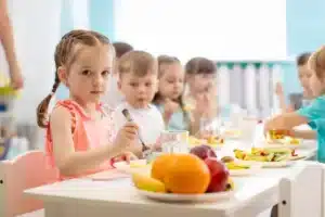 Ελλάδα: Το τρόφιμο που δίνεται πολύ πιο συχνά απ’ όσο επιτρέπεται στους παιδικούς σταθμούς σύμφωνα με έκθεση του Υπ. Υγείας