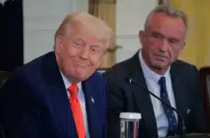 Ο RFK Jr. κατηγορείται ότι «κουκούλωσε» μελέτη για τους κινδύνους του αλκοόλ για να ικανοποιήσει τα συμφέροντα των λόμπι