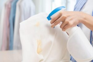 Οι λεκέδες στους οποίους δε βάζουμε ποτέ ζεστό νερό – Συμβουλή ειδικού