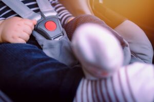 Μωρό υπέστη εγκαύματα δευτέρου βαθμού στην πλάτη από καθισματάκι αυτοκινήτου – Ανακαλούνται 20.000 κομμάτια