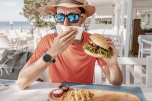 Νέο ξέσπασμα αλλαντίασης με δεκάδες ασθένειες σε τουριστικό θέρετρο – Λουκέτο στο εστιατόριο του συγκροτήματος