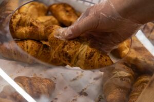 Βρέθηκε E. coli και Listeria σε δείγματα γαντιών για τον χειρισμό τροφίμων. Τελικά προστατεύουν ή γίνονται φορείς μόλυνσης;