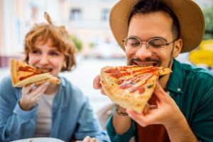 Πώς γίνεται οι Ιταλοί να είναι πιο αδύνατοι από άλλους λαούς, παρόλο που τρώνε ζυμαρικά και πίτσα; Ειδικοί απαντούν