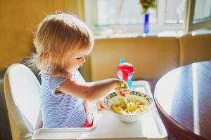 Πώς οι γονείς διαμορφώνουν τις διατροφικές συνήθειες των παιδιών – Ο ρόλος τους στην κατανάλωση φρούτων και λαχανικών