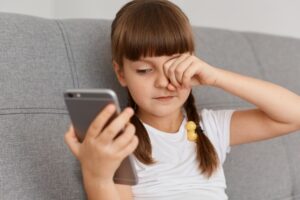 Νέα σχολική χρονιά: Πώς θα καταλάβετε αν το παιδί σας έχει πρόβλημα με τα μάτια του