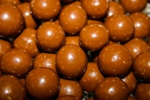 Η Υπεύθυνη Ανάπτυξης Προϊόντων των Maltesers μας εξηγεί γιατί τόσα χρόνια τα τρώμε… λάθος!