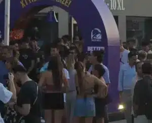 Ουρές έξω από το πρώτο fast food Taco bell στην Ελλάδα