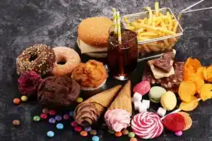 Πατατάκια, γαριδάκια, fast food, γλυκά: Οι μεσήλικες είναι εθισμένοι στα υπερεπεξεργασμένα και το πληρώνουν ακριβά