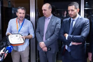 H ΔΙΑΜΑΝΤΗΣ ΜΑΣΟΥΤΗΣ έκανε δωρεά 84 αυτόματους εξωτερικούς απινιδωτές που θα τοποθετηθούν στους σταθμούς Μετρό Αθήνας και Θεσσαλονίκης