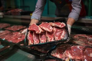 Κρεοπωλεία και σούπερ μάρκετ: Η Listeria βρίσκεται αποκλειστικά σε μοσχαρίσιο κρέας λιανικής και όχι στις κτηνοτροφικές μονάδες
