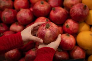 Ρόδια: Πώς θα διαλέξετε τα πιο ώριμα και ζουμερά φρούτα του πάγκου