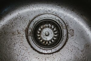 Γιατί δεν πρέπει να ρίχνουμε τα κατακάθια του καφέ στον νεροχύτη