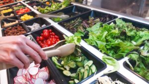 Η παγίδα του Salad Bar: Όταν οι «υγιεινές» επιλογές κρύβουν θανατηφόρα βακτήρια