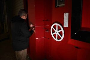 Με ισπανικό κηρό (βουλοκέρι) και κορδόνι σφραγίστηκε το μπαρ στο Γκάζι μετά τον θάνατο 16χρονης