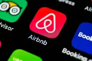 Νέα εποχή για τα Airbnb στην Ελλάδα – Πώς αλλάζει την αγορά το νέο νομοθετικό πλαίσιο