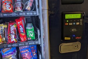 Εταιρεία καλείται να πληρώσει €6 εκατ. γιατί «έκλεβε» τους καταναλωτές στους αυτόματους πωλητές της