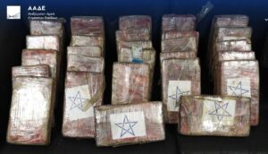 ΑΑΔΕ: Εντοπίστηκαν 39 κιλά κοκαΐνης σε κοντέινερ με μπανάνες στον Πειραιά – Πάνω από 1 εκ. ευρώ η αξία τους