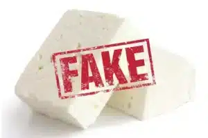 Το ελληνικό εστιατόριο που πουλάει λευκό τυρί σε άλμη ως φέτα ΠΟΠ – Το παραδέχθηκε ο υπεύθυνος λειτουργίας