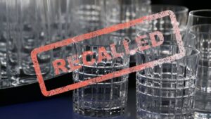 Εντοπίστηκαν καρκινογόνες ουσίες στο χείλος δημοφιλών ποτηριών νερού και κρασιού – Επείγουσα ανάκληση