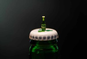 Η ζυθοποιία Carlsberg παρουσιάζει τη μικρότερη μπύρα στον κόσμο μεγέθους μόλις 12 χιλιοστών