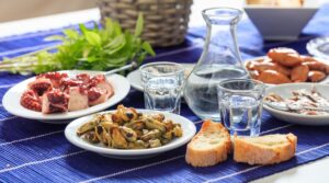 Πρόστιμο σε ψαροταβέρνα στην Πειραϊκή για τη ρακή με εμπλοκή της Ελεγκτικής Υπηρεσίας Τουρισμού