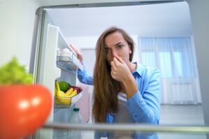 Το φθηνό υλικό που εξαφανίζει τις δυσάρεστες οσμές από το ψυγείο