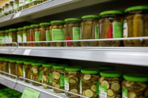 Βρήκαν… παρακεταμόλη (!) μέσα σε τουρσιά μεγάλων σουπερμάρκετ – Ευρωπαϊκή κινητοποίηση