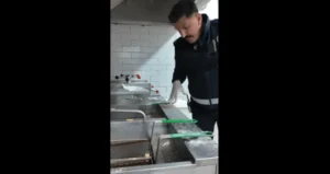 Σκάνδαλο υγιεινής σε εστιατόρια διεθνών αλυσίδων – Αποκαλυπτικό βίντεο από τους ελέγχους των Αρχών