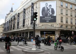 «Αστακός» το κέντρο του Παρισιού για τα εγκαίνια των Shein – Διαδηλωτές καταγγέλλουν «τοξική μόδα» και ανήθικες πρακτικές