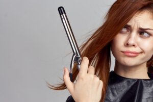 Σοβαρός κίνδυνος ηλεκτροπληξίας και εγκαυμάτων από δημοφιλή συσκευή για ίσιωμα και μπούκλες στα μαλλιά (φωτογραφία)