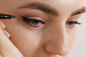 Ανακαλείται δημοφιλές eyeliner – απειλή για τα μάτια! Πωλείται και στην Ελλάδα