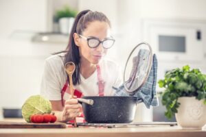 Τι να κάνετε για να μην θαμπώνουν τα γυαλιά σας όταν μαγειρεύετε