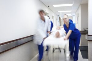 Κορωπί: Παλεύει για τη ζωή του στη ΜΕΘ ο 22χρονος που κατάπιε μπέργκερ χωρίς να το μασήσει λόγω challenge
