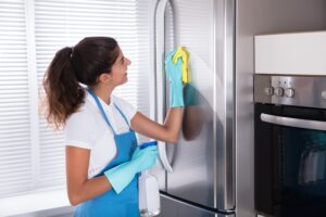 Πώς θα καθαρίσετε ένα ψυγείο inox και θα το διατηρήσετε χωρίς δαχτυλιές