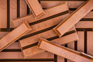 Σοκολάτες KitKat: Εντάλματα σύλληψης για υψηλόβαθμα στελέχη της Nestlé λόγω διάθεσης αλλοιωμένων προϊόντων στην αγορά