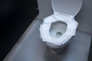Είναι υγιεινό να στρώνουμε χαρτί υγείας πάνω σε κοινόχρηστη λεκάνη;