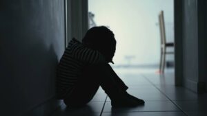 Πώς βιώνουν τα αγόρια τη βία του πατέρα στο σπίτι – Ευρήματα πολυεθνικής έρευνας που πραγματοποιήθηκε και στην Ελλάδα