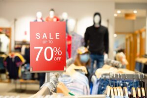 Πρόστιμο 300.000 ευρώ σε γνωστό brand ρούχων για εξαπάτηση καταναλωτών – Το κόλπο με τα ταμπελάκια μειωμένης τιμής