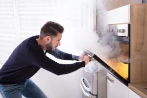 Πώς να αποφύγετε την πυρκαγιά στη κουζίνα σύμφωνα με την Επιτροπή Ασφάλειας Καταναλωτικών Προϊόντων των ΗΠΑ