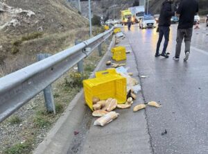 Γέμισε φρατζόλες ο δρόμος στην Ευκαρπία Θεσσαλονίκης μετά από σύγκρουση βαν μεταφοράς ψωμιού με άλλα οχήματα