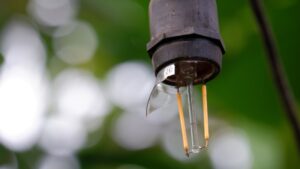 Το κοινό τρόφιμο που θα μας βοηθήσει να ξεβιδώσουμε με ασφάλεια σπασμένες λάμπες