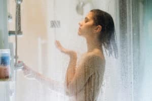 Γιατί το ζεστό μπάνιο επηρεάζει αρνητικά το δέρμα;