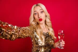 Ελλάδα: Το ΣΕΕ ζητά υψηλή ευθύνη από τους influencers αλκοολούχων brands ενόψει Χριστουγέννων