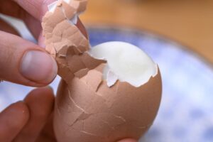 Πώς να ξεφλουδίζετε εύκολα τα αυγά