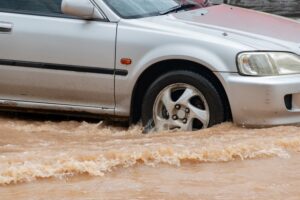 Νερό στο αυτοκίνητο: Τι να κάνω σε περίπτωση πλημμύρας;